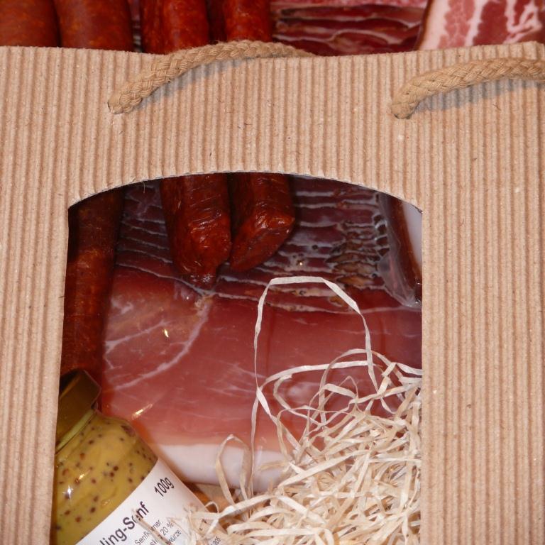 Schwarzwälder Shopping Täschle - "Imbiss" Geschenkkorb mit Schinken, Bauernwürste, Landjäger, Salami
Schwarzwälder Shopping Täschle - "Imbiss" Geschenkkorb mit Schinken, Bauernwürste, Landjäger, Salami